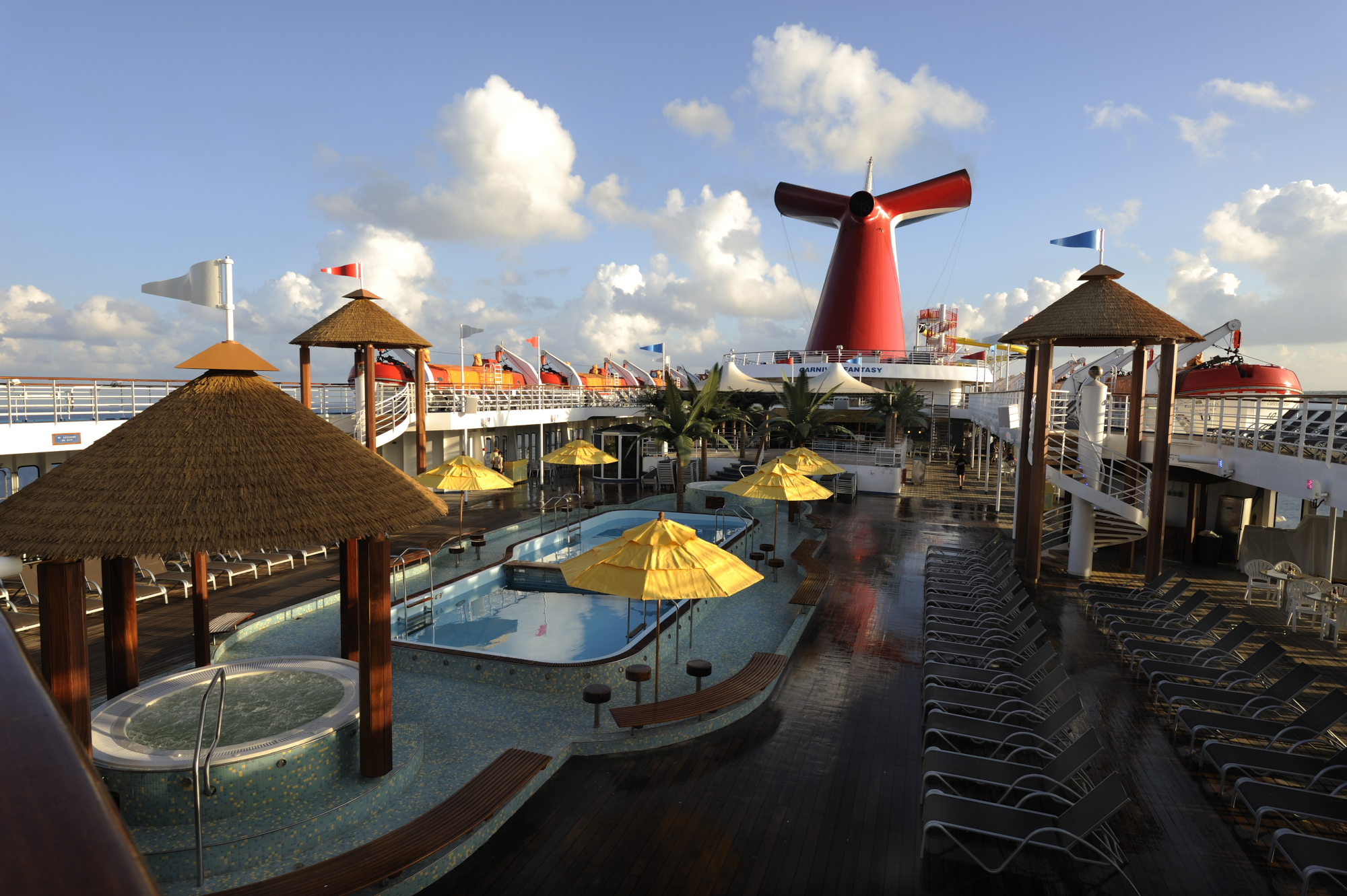 MyCruise Carnival Paradise Offentlige-arealer Pool-spa2